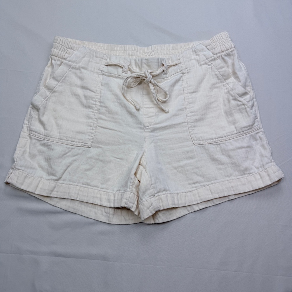 Old Navy Women's Cream Cargo Shorts - Picture 2 of 8